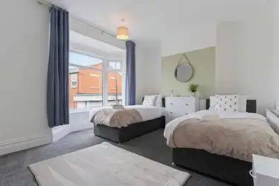 Image de Spacious House • Sleeps 9 • Town Centre • Free Parking • Fast WiFi