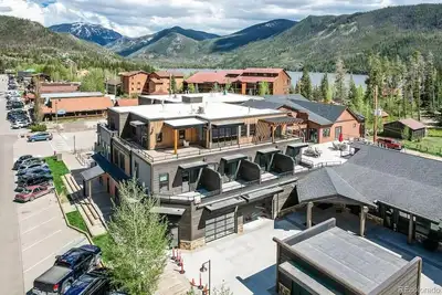 Image de Modern studio with huge balcony overlooking main street in Grand Lake