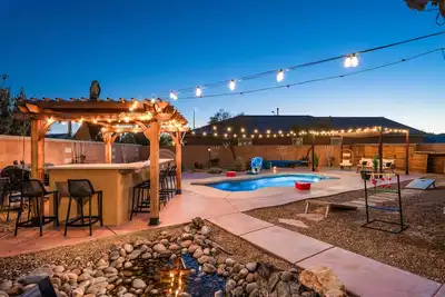 Image de Paradise Unlocked: Spacious Poolside Oasis