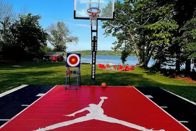 Image de Trendy Trent River Retreat - Cottage in Hastings \n5 bdrm + den, 9 beds, 2. 5 bath