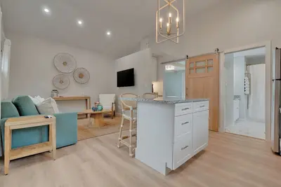 Image de Luxury 1 bed/1 bath cottage with WiFi, Fire pit, 10 min walk to beach in Oob