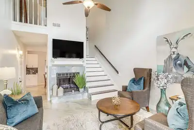 Image de Houston Retreat w/ Smart TVs: Walk to Golf Course!