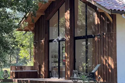 Image de Tui Lakehouse, maison dans la forêt, à quelques pas du magnifique lac d'Arjuzanx.