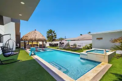 Image de Living Dream Villa | Near Palm Beach by Lucha