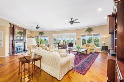 Image de 3-bedroom house in beautiful Lake Norfolk Mountain Home with Ac and WiFi