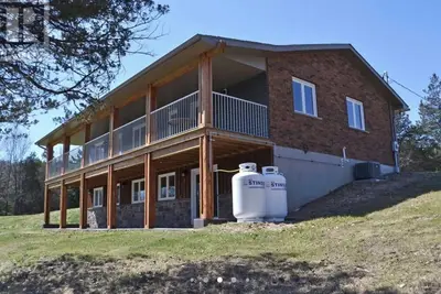 Image de Cozy Bungalow Nestled atop North Shore Hay Bay, Napanee