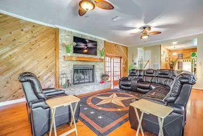Image de Onalaska Home w\/ Game Room, Sunroom & Lake View!