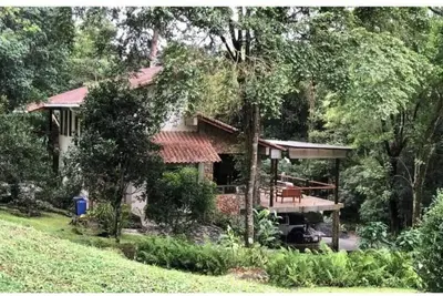 Image de Secluded estate tucked within the tropical flora and fauna.