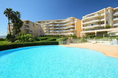 Image de Elegant Apartment with Private Pool, Parking & 5min to beach
