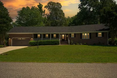 Image de House with Hot tub, close to Marina, in a Golf Course Community