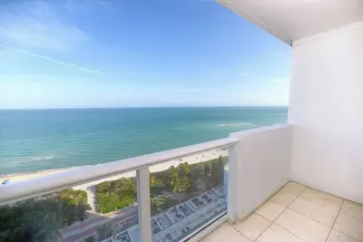 Image de Ocean-View Balcony Apartment + Free Valet Parking
