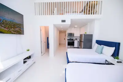 Image de Castle Beach. Loft, King+2 queen. Jacuzzi + Free Valet Parking & Pool Access