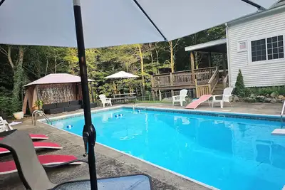 Image de Large home in charming Avon with WiFi, Ac, Deck, & Pool Perfect for families