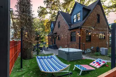 Image de Michigan City Mansion / Hot Tub / Fire Pit / Pet Friendly