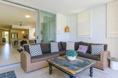 Image de Drift South 1 - Ground Floor Apartment with Direct Swim-Up Access to Lagoon Pool