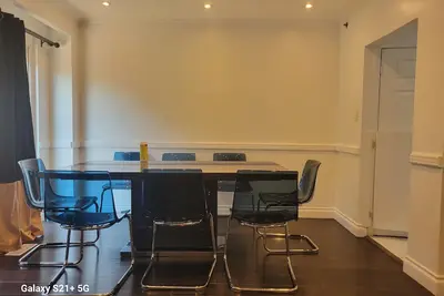 Image de Enjoy a short stay in our newly renovated house with internet and cable Tv.