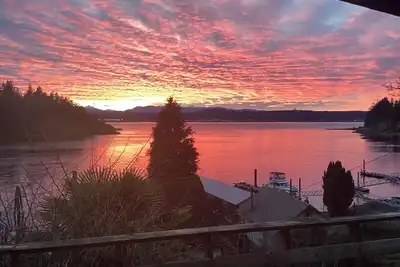 Image de Unique and peaceful beach access getaway on Quadra Island. Outstanding view