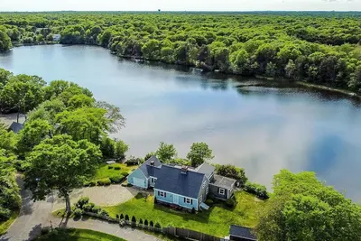 Image de Sunset Point - Spacious 4-Br Long Pond House w/ private swimmable beach & Ac