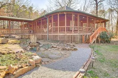 Image de Secluded 3-bedroom cabin in serene Clarksville, close to local amenities.