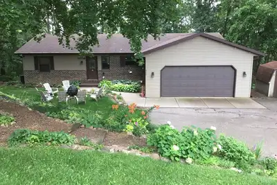 Harmony House, spacious 5-bedrooms in downtown Baraboo near Devil's Lake Park