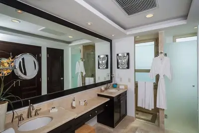 Image de Cancun 3 Bdr\/4 Full Bath Ocean Front Penthouse Suite, Terr & Jacuzzi, sleeps 8.