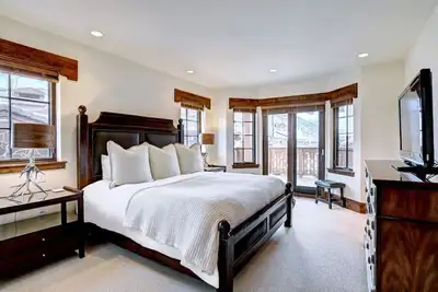 Image de 5br Chalet | Private Elevator + Ski-in/Ski-out