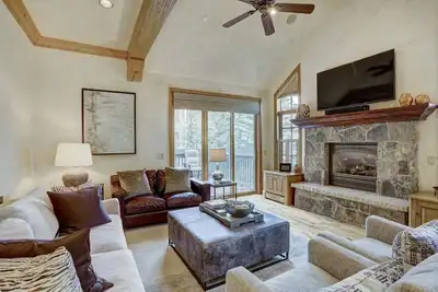 Image de Luxury 4br + Den Condo in Arrowhead Village
