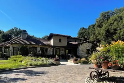 Image de Mediterranean Lovely Courtyard & Pool. 5-bedroom home in Sunny Carmel Valley