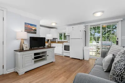 Image de Private beach access, newly remodeled, 2 bedroom, 1 bathroom with outdoor shower