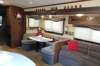 Image de Cozy 2-bedroom Rv in amazing Crystal River with Ac, microwave on a large plot