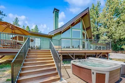 Riverfront Luxury Home with Hot Tub, Ac, Deck and Grill