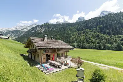 Image de Chalet \"La Bornandine\" avec vue sur les montagnes, terrasse privée et Wi-Fi