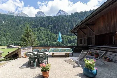 Image de Chalet \"Les Gentianes\" avec vue sur les montagnes, terrasse privée et Wi-Fi