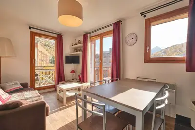 Image de Appartement 'Cœur D'ours' avec vue sur montagne et balcon