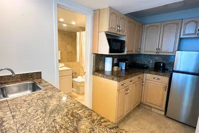 Image de Castle Beach. Bay-view, 2 queen beds with Free Valet Parking & Pool Access