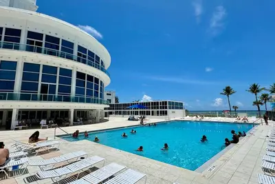 Image de Castle Beach. Ocean-view, 2 queen beds