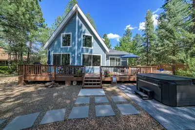 Image de Charming Cottage-Backs the Nat. Forest with Spa, Ac\/Heat, Fire Pit and Game Room!