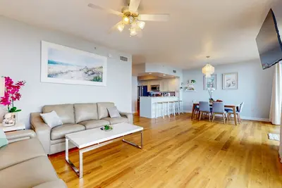 Image de Beautiful beachfront home with shared pool and beach access