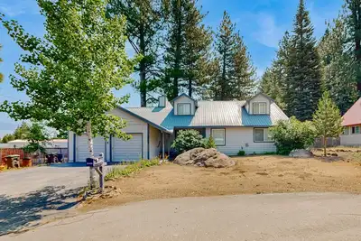 Image de Beautiful home with enclosed yard, modern appliances, & WiFi