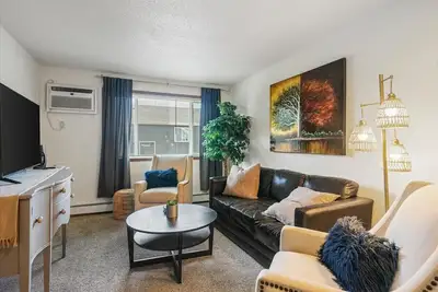 Image de Cozy 2-bedroom apartment with WiFi & a short walk to Scsu hockey Arena!