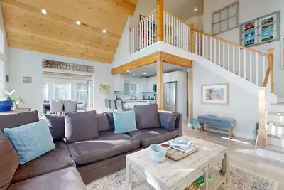 Image de Oceanfront getaway with sprawling deck, gas grill, mountain views and W/D