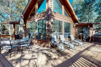 Image de Two-story home with large deck & lake and mountain views