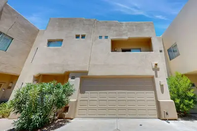 Image de Two-story townhome with pool, ping-pong, washer\/dryer