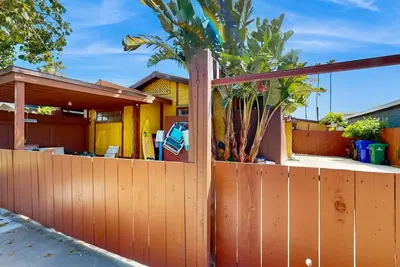 Image de Dog-friendly bungalow with large patio - walk to the beach, dining & nightlife