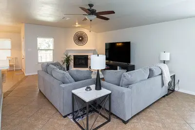 Image de Pet-Friendly Midlothian Home Near Wedding Venues – Large Yard, Patio and Smart TVs for Relaxation!