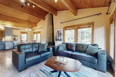 Image de Beautiful home with private pool table, spacious deck, & pool access