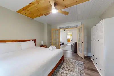 Image de Bright and airy apartment in wine region & close to lakes