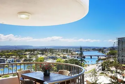 Image de Tastefully Renovated North Facing Apartment