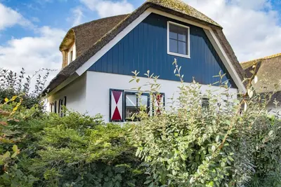 Image de Villa de luxe sur l'eau avec jardin