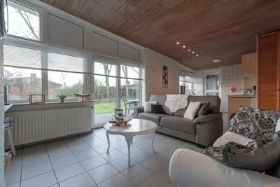 Image de Bungalow spacieux avec pelouse